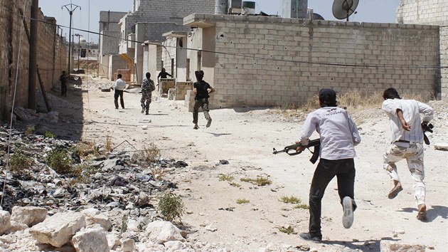 Vojci Syrsk svobodn armdy utkaj, aby se ukryli ped Asadovmi odstelovai ve mst Aleppo (28. srpna 2013)