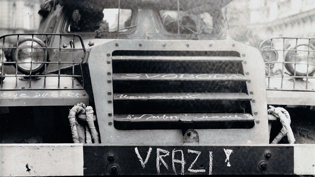 Karlovy Vary, Jaltsk ulice. Lid psali na tanky a transportry hesla jako Vrazi! Okupanti!