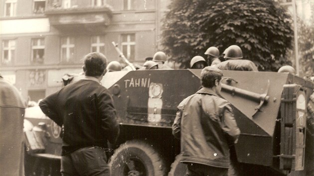 Karlovy Vary. Lid psali na tanky a transportry rzn hesla.