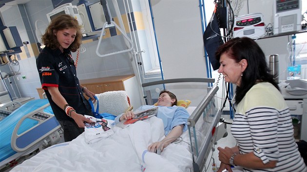 et jezdci navtvili ped zvody mal pacienty v Dtsk nemocnici. Na fotografii vlevo Karel Hanika.