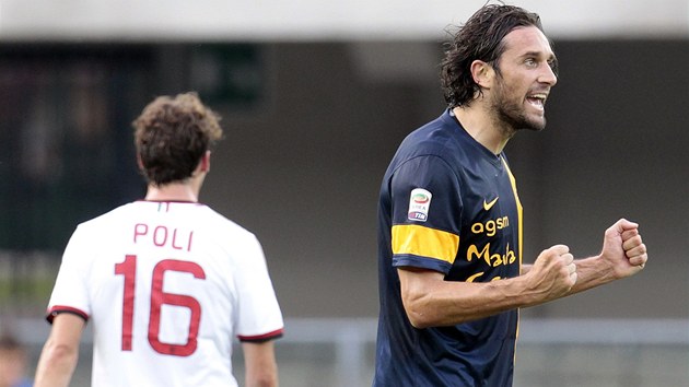 Luca Toni z tmu Hellas Verona (vpravo) se raduje ze sv branky, kterou vstelil do st AC Miln.