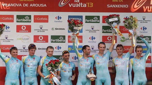 Cyklisté týmu Astana slaví na pódiu vítzství v týmové asovce.