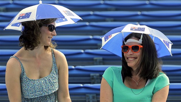 VYDR POAS? Fanynky se na prvn den grandslamovho US Open radi vybavily klobouky-detnky.