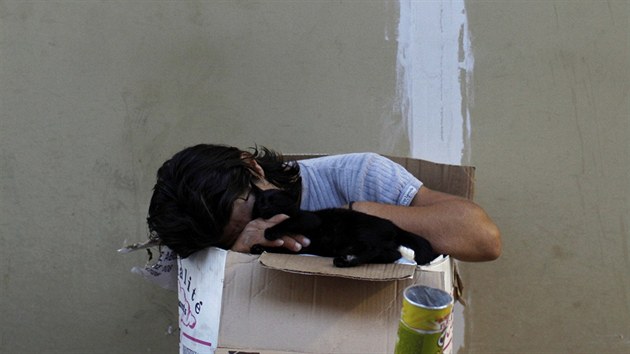Bezdomovec s kokou uvnit paprov krabice v turistick oblasti Plaka v Atnch. Bhem krize vrazn stoupl poet bezdomovc.