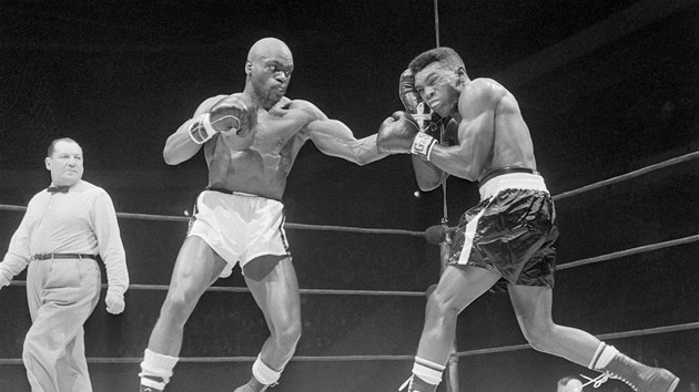 Hurikn v ringu: Rubin Carter (vlevo) proti Gomeo Brennanovi