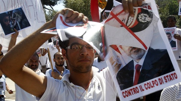 Podporu sesazenmu Mursmu vyjaduj i lid za hranicemi. Na snmku jeden z jeho stoupenc trh portrt velitele armdy Sisiho ped italskm ministerstvem zahrani v m (19. srpna 2013).