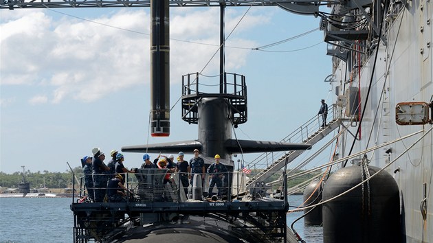 Nakládání střely Tomahawk do ponorky USS Oklahoma City (SSN 723) v prosinci 2012