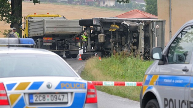 Nehoda u Novch Homol na eskobudjovicku. Po stetu nkladnho auta s osobnm zavalil pvs cyklistu (27. srpna 2013)