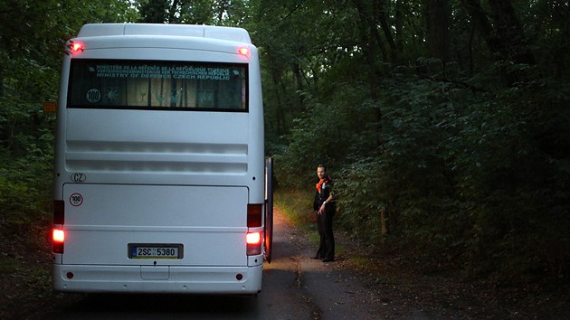 Cestovn kancel Corrupt Tour vypravila autobus pro zjemce ze zahrani. Po Praze objdli pedevm sdla miliard nebo lobbist. (21. srpna 2013)