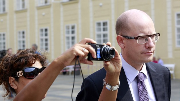 Pedseda SSD Bohuslav Sobotka po jednn s prezidentem Miloem Zemanem na Praskm hrad. (23. srpna 2013)