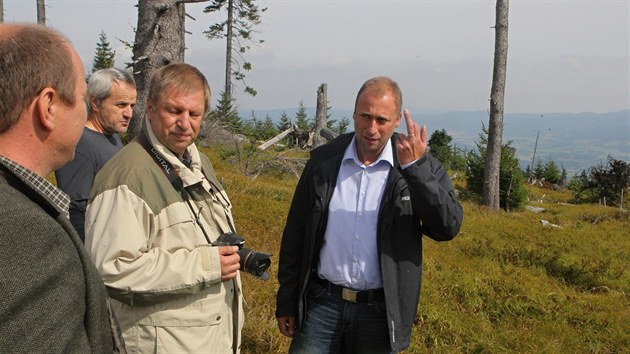 Ministr ivotnho prosted Tom Podivnsk (vpravo) si proel hranin trasu z vrcholku Smriny na sousedn vrchol Hranink. Sem by mla vst z esk strany kontroverzn lanovka.