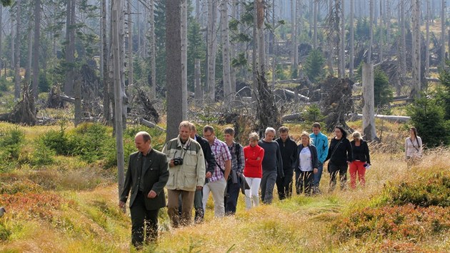 Ministr ivotnho prosted Tom Podivnsk si proel hranin trasu z vrcholku Smriny na sousedn vrchol Hranink. Sem by mla vst z esk strany kontroverzn lanovka.