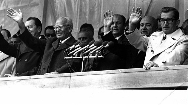 Tehdejší prezident Gustáv Husák (vlevo) a předseda vlády Lubomír Štrougal se v roce 1976 zúčastnili Národních dožínek na Zemi živitelce.