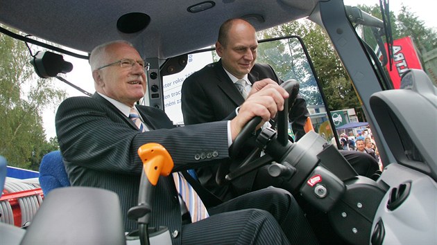 V roce 2008 si prezident Vclav Klaus vyzkouel na mezinrodnm agrosalonu v eskch Budjovicch i traktor. Na snmku je s nm i ministr zemdlstv Petr Gandalovi.