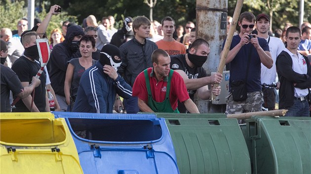 Bojvky radikl vytvoily ze sbrnch ndob barikdu, tyky vytrhaly od mladch stromk. (24. srpna 2013)