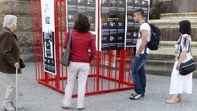 Pietn pipomnku obt srpnov okupace eskoslovenska armdami Varavsk smlouvy v roce 1968 uspodala ped Nrodnm muzeem v Praze platforma obanskch demokratickch a protikomunistickch iniciativ Bez komunistu.cz, 21. srpna 2013