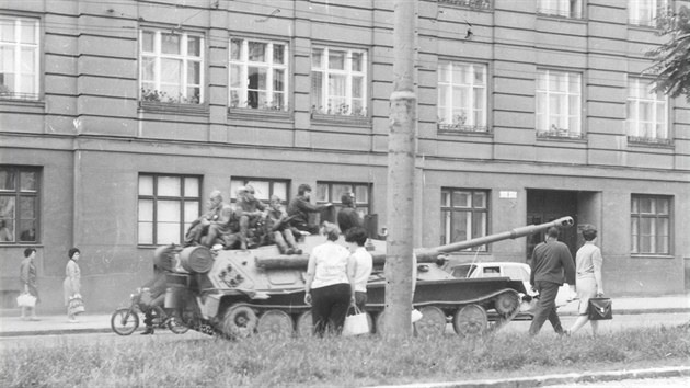 Okupace Brna 1968: Lid pozorujc sovtsk tanky