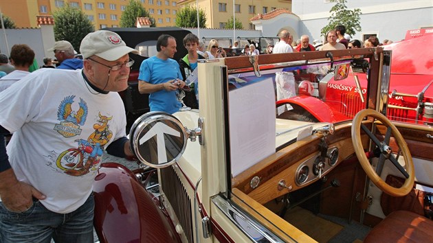 Milovnci vetern si pili v Teboni na sv. K vidn bylo vce ne 50 automobil.