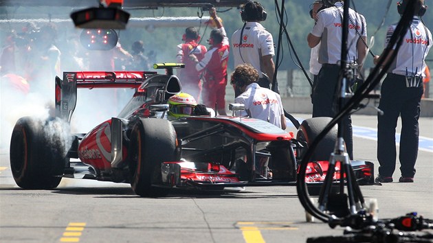Sergio Prez s vozem McLaren dostal smyk pi vjezdu z boxovho stn v trninku Velk ceny Belgie.