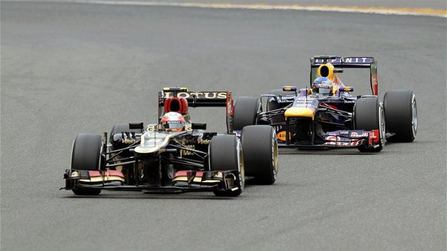 V ZKRYTU. Sebastian Vettel s vozem Red Bull v trninku Velk ceny Belgie formule 1. Ped nm jede Romain Grosjean s vozem Lotusu.