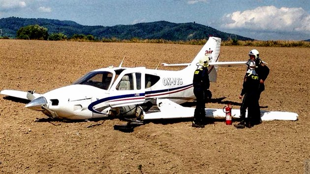 Nehoda malho dopravnho letadla u Vikovic na umpersku. Lehce se zranil jeden z t pasar.