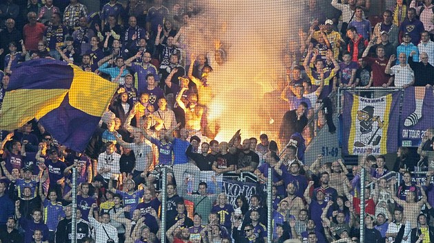 Fanouci Mariboru v Plzni bhem vodnho utkn play-off Ligy mistr.