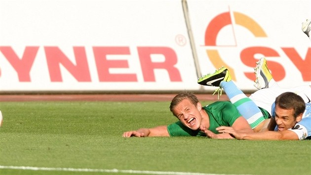 Jablonecký Jan Kopic a Nacho Pérez z Betisu Sevila v souboji v utkání play-off...