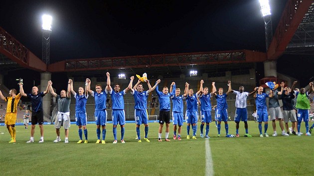 Liberetí fotbalisté zdraví fanouky na stadionu v Terstu po utkání s Udine,...