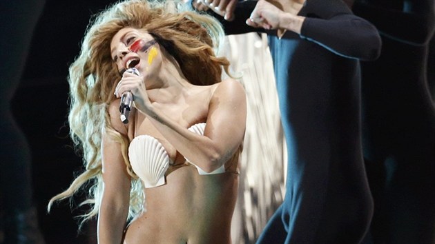 Na pdiu se Lady Gaga promnila ve svdnou blondnu obleenou jen v lasturch.