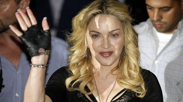 Madonna zaznamenala obrovsk zisk v pepotu 2,4 miliardy korun za dvanct msc hlavn dky turn MDNA, ale nemal pjmy j plynou tak z obchodnch a reklamnch partnerstv, z prodeje obleen a parfm znaky Material Girl i z investinch aktivit.