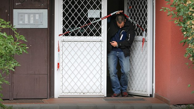 incident mezi maneli se odehrl ve stedu odpoledne v panelku v Sokolovsk ulici na Lochotn. Na mst zasahovali zchrani, hasii i vjezdov skupina kriminlky.