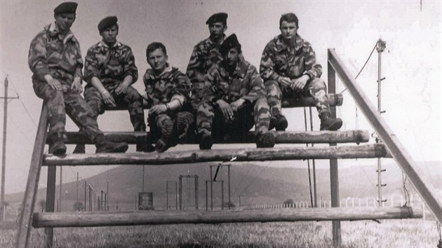 Holeovt vojci z 1. roty na cviiti v roce 1968.