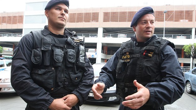 Zlnt policist  Luk Polk (vlevo) a Miroslav Urban popisuj, jak pomohli mamince s porodem v aut.