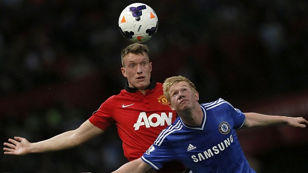 Phil Jones (vlevo) z Manchesteru United v souboji s Kevinem De Bruynem z Chelsea.