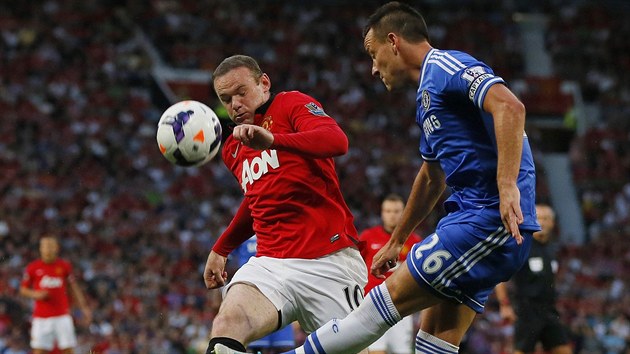 Wayne Rooney (vlevo) z Manchesteru United se sna zblokovat pihrvku Johna Terryho z Chelsea.