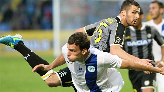 Liberecký Michael Rabuic (vlevo) v souboji s Andreou Codou z Udinese.