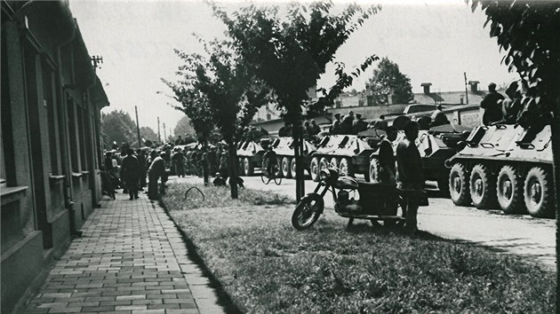 Kolona sovtskch vojk, kter 25. srpna 1968 projdla Prostjovem a veer zahjila stelbu. Vsledkem byli ti mrtv a devt tce zrannch.