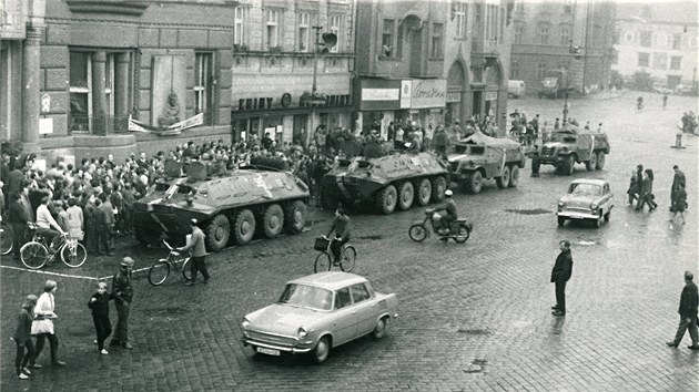 Kolona sovtskch vojk, kter 25. srpna 1968 projdla Prostjovem a veer zahjila stelbu. Vsledkem byli ti mrtv a devt tce zrannch.