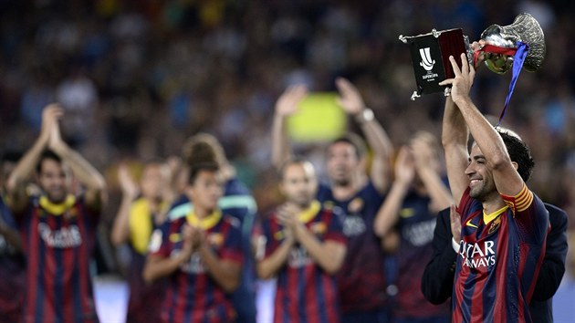 Xavi pozvedl nad hlavu panlsk Superpohr, kter jeho Barcelona zskala po dvou remzch s Atltikem Madrid.
