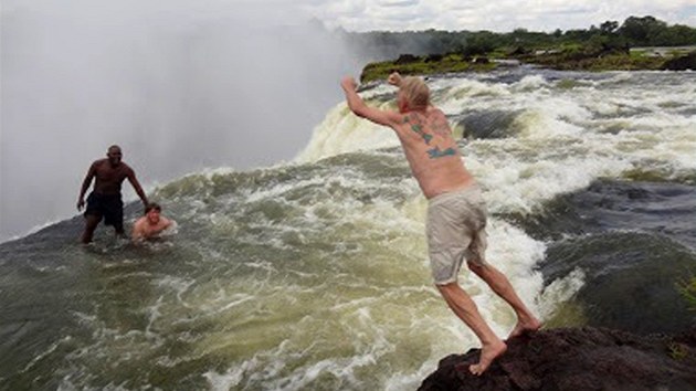 Amerian William Passman ske do blova jezrka u Viktoriinch vodopd.