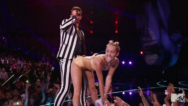 Zpvaka Miley Cyrus a Robin Thicke na pedvn cen MTV