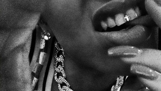 Rihanna a jej dal zlat ozdoba mezi zuby