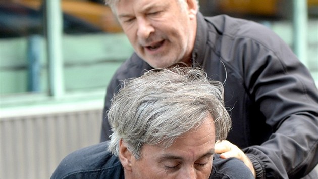 Alec Baldwin fotografa pitiskl na kapotu auta.