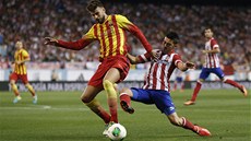 TVRDÝ ZÁKROK. David Villa z Atlétika Madrid drsn napadá bývalého spoluhráe z