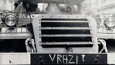 Karlovy Vary, Jaltská ulice. Lidé psali na tanky a transportéry hesla jako...
