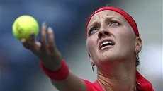 PI SERVISU. eská tenistka Petra Kvitová se chystá podávat v 1. kole US Open.