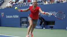 eská tenistka Petra Kvitová se natahuje po míku v utkání 1. kola US Open.