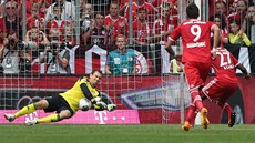 Raphael Schäfer, branká Norimberku, chytá penaltu Davidu Alabovi z Bayernu
