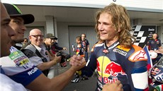 Karel Hanika, vítz Rookies Cupu pi Velké cen eské republiky, pijímá v cíli