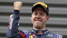 VÍTĚZNÉ GESTO. Sebastian Vettel slaví na pódiu své vítězství ve Velké ceně VÍTĚZNÉ GESTO. Sebastian Vettel slaví na pódiu své vítězství ve Velké ceně